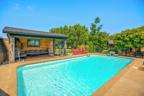 In ground chlorine pool, with steps & ladder to enter, not heated. Outdoor seats