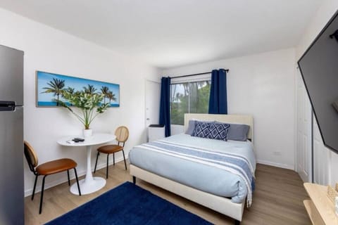 Chill, snack, and stream–this breezy bedroom blends vacation vibes with everyday ease.