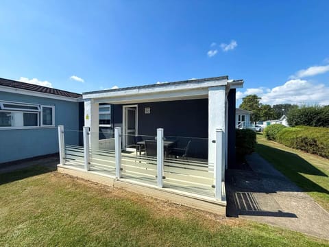 Whether it’s a weekend getaway or a longer stay, holiday home decking creates the perfect outdoor space for relaxation