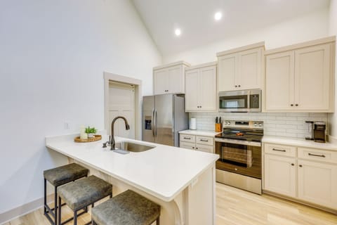 Kitchen | Dishwasher | Dishware/Flatware Provided