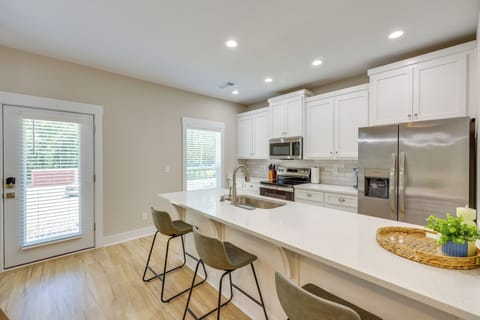 Kitchen | Free WiFi | Central Air Conditioning/Heat