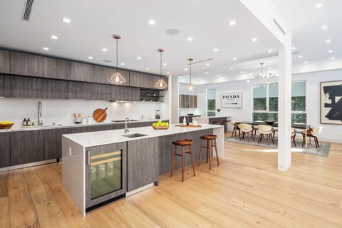 Steps from finest dining and entertainment LA has to offer.