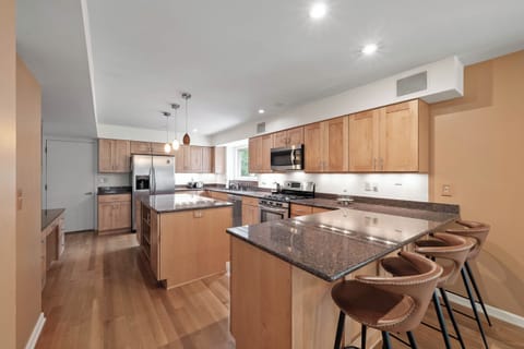 Kitchen with breakfast bar seating