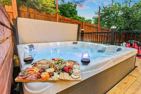 [Hot tub] ✨✨This is one of the highlights of the house. The 8-person hot tub has a cover lifter, lighting, different jets depending on where you sit, and easy access from the surrounding deck. ✨✨