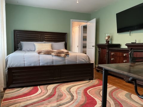 King Bedroom
TV, Dresser, and Desk 