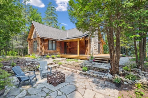 Welcome to Stonewood — your cozy log chalet retreat on Georgian Bay. Nestled among towering cedars, this tranquil cottage invites you to unwind and reconnect with nature.