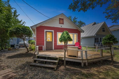 Neighborhood, Outdoors, Shelter, Tree, Chair