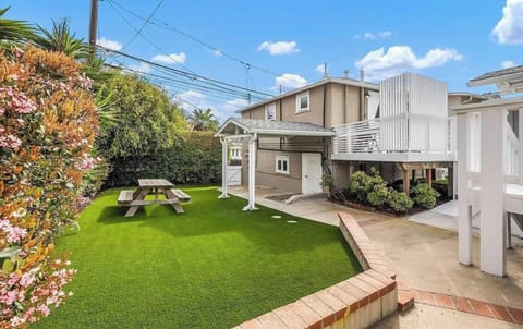 Backyard - Unit B Access