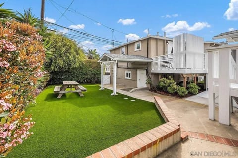 Backyard - Unit B Access