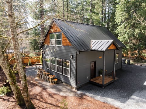 Welcome to our cabin, 5 miles from Mt Rainier National Park