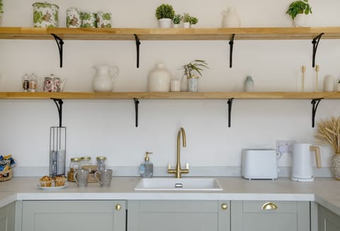 Woodsmoke, Taunton: Stylish and well-equipped kitchen