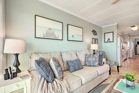 Living Room | Smart TVs w/ Free Wi-Fi, Netflix, Hulu, & other Streaming Services