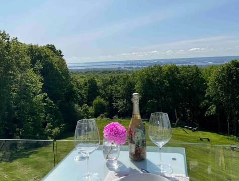 Romantic Views over Lake & City & Estate