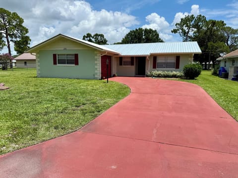 Beautiful neighborhood located close to the Mall, dining, shopping and hiking.
