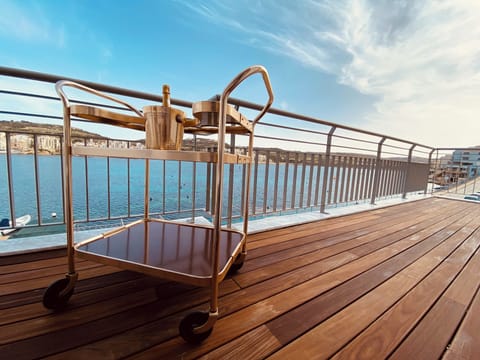 Unobstructed front sea view.