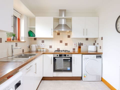 Kitchen Appliance, Kitchen, Countertop, Interior Design, Major Appliance, Flooring, Cabinetry, Furniture, Home Appliance, Wall