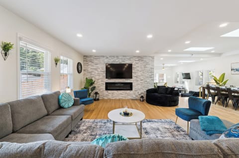 Open concept LivingRoom w/ TV,Kitchen w/ island,new appliances,Dining -MainLevel