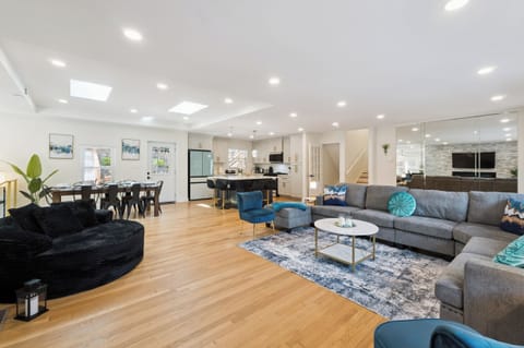 Open concept LivingRoom w/ TV,Kitchen w/ island,new appliances,Dining -MainLevel