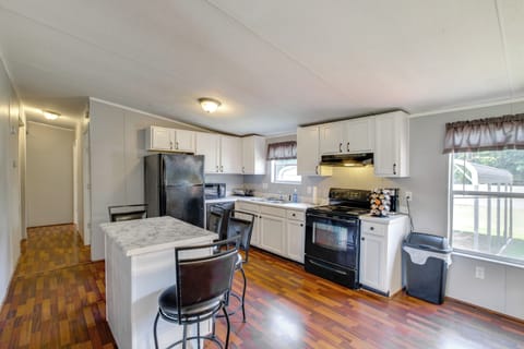 Kitchen | Spices | Keurig Coffee Maker (Starter Coffee & Tea Provided)