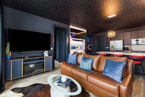 🎶 Cue the Honky-Tonk Playlist – Smart TV & Comfy Seating