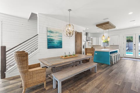 Salty Stingray Dining Alt