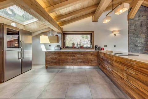 Open plan modern & fully equipped Kitchen. Induction cooking plates, full size freezer, wine cellar, microwave, dishwasher, fondue & raclette machines.