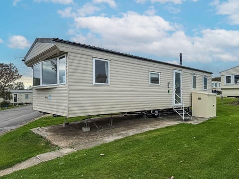 Discover the ideal destination for your next family holiday with 2cHolidays at Sand le Mere Holiday Park in Yorkshire.