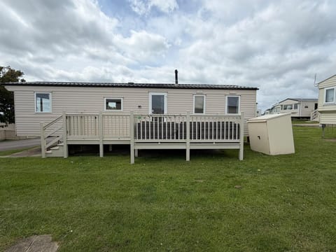 Discover the ideal destination for your next family holiday with 2cHolidays at Sand le Mere Holiday Park in Yorkshire.