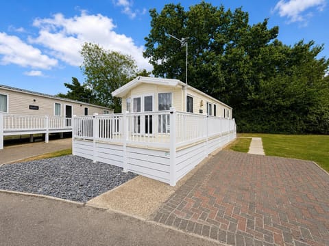 The base of this classic caravan is its wonderfully spacious open-plan lounge and dining area, designed for connection and comfort. Relax together after a day of adventure on the Suffolk coast.