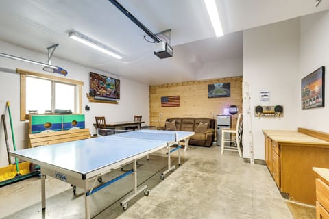 Game Room | Ping-Pong Table | Cornhole | Smart TV