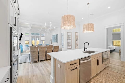 Clean and functional space. (Juan Fine Day)