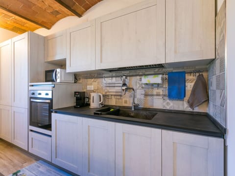 Kitchen, Kitchen Appliance, Countertop, Flooring, Major Appliance, Wood, Cabinetry, Interior Design, Floor, Home Appliance