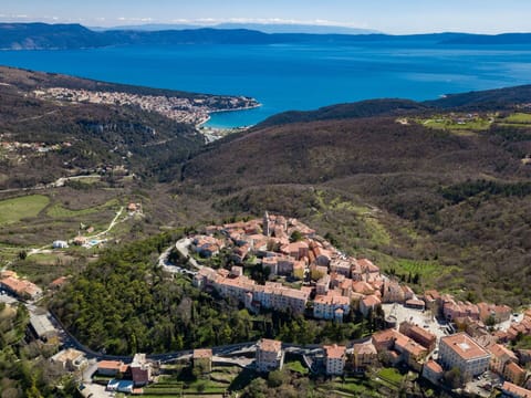 Mountainous Landforms, Hill, Highland, Landscape, Residential Area, Hill Station, Bird'S-Eye View, Terrain, Village, Suburb