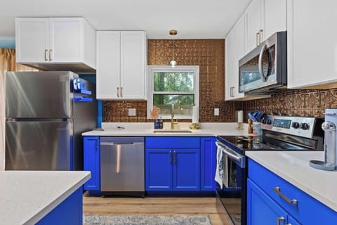 Welcome to your fully stocked kitchen, where you’ll find everything you need to cook a delicious meal for you and your crew. Set against a bronze backdrop that echoes the deep sea, it’s watched over by vintage divers from the adjoining dining room.