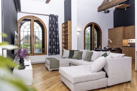 Lounge Area with TV and Projector Screen