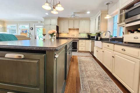 Main House - Kitchen Dining (3)