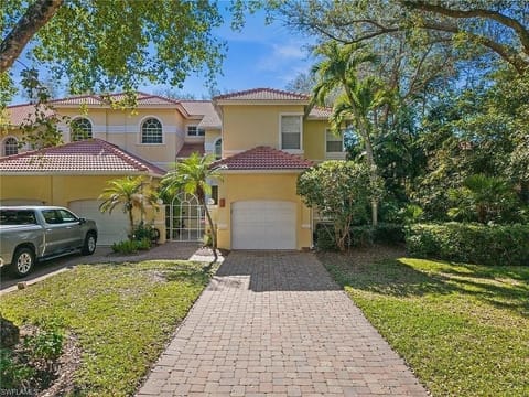 Front View / Garage