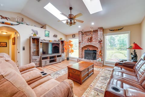 High Springs Vacation Rental | 3BR | 2BA | 1 Step to Enter | 2,000 Sq Ft