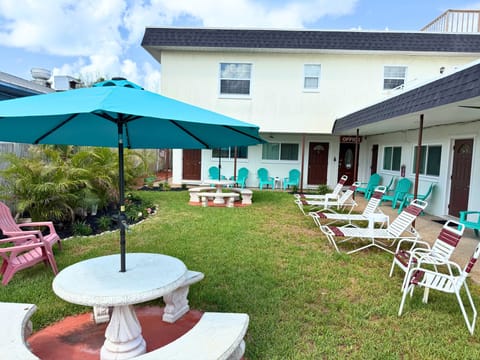 Cute Courtyard with loungers, tables & a grill
