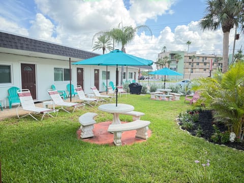Cute Courtyard with loungers, tables & a grill