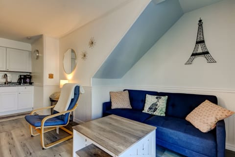 Livingroom area with Sofa bed