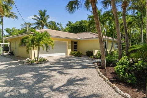 Exterior driveway, with 2 car garage, guest access