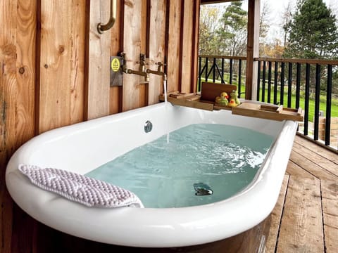 Hot tub | The Rabbit Hole - Sibrwd Y Coed, County Conway
