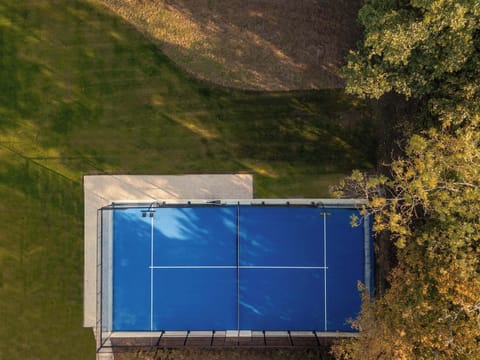 Un padel privé à Villers sur Mer, unique en Normandie, proche de Deauville. Avec ou sans leçon particulière, profitez de cette piste de padel parfaitement aménagée