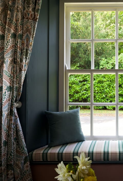 East Lodge, Bughtrig - a window seat in the living room with garden views