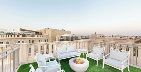Cozy seating around a modern fire pit, creating the perfect ambiance for evening gatherings.
