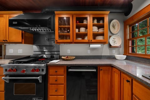 Lookout Log Cabin: Updated Kitchen