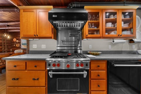 Lookout Log Cabin: Propane Stove/Oven
