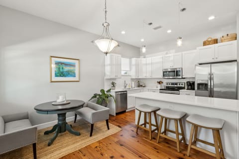810 S 7th St - Dining Area and Breakfast Bar 2