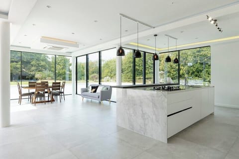 Entertainer’s Dream Kitchen
With plenty of room to move, a full-size fridge, oven, microwave, and all cookware provided, this kitchen is ready for dinner parties or relaxed home meals.